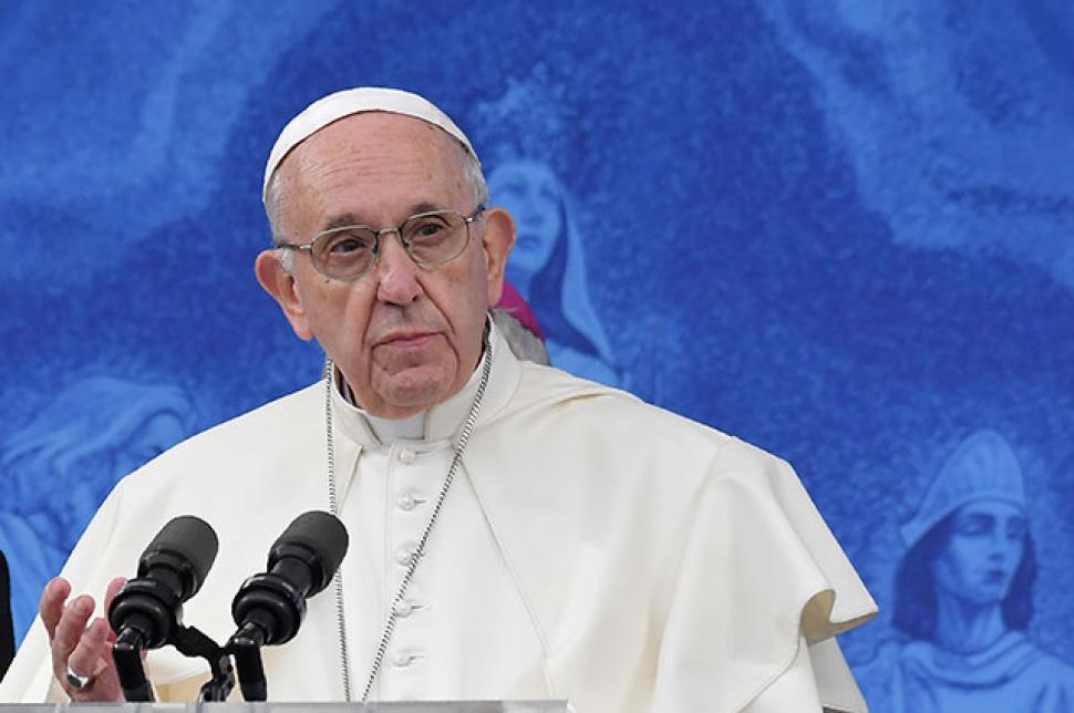 Papa Francisco pide "perdón de Dios" por víctimas de abusos sexuales en Irlanda