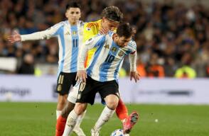 Richard Ríos marca a Lionel Messi en Argentina vs. Colombia. 