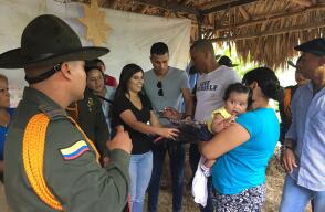 La 'Muralla' de la selección Colombia también estuvo acompañado de su futura esposa, Samanta Gutiérrez, en la entrega de obsequios que tuvo lugar en la Escuela de Carabineros el pasado 24 de diciembre.