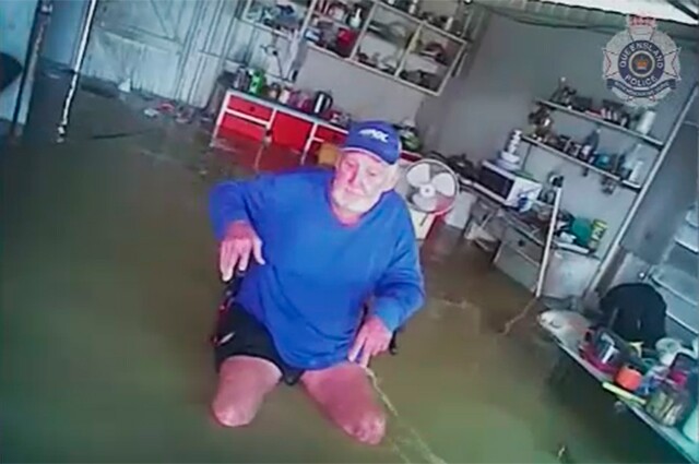 Dramático rescate de adulto mayor que quedó atrapado en medio de inundación