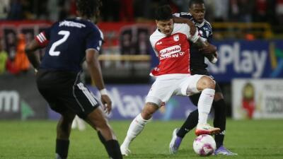 Acción de juego entre Santa Fe y Medellín por la vuelta de los cuartos de final de la Copa BetPlay. 