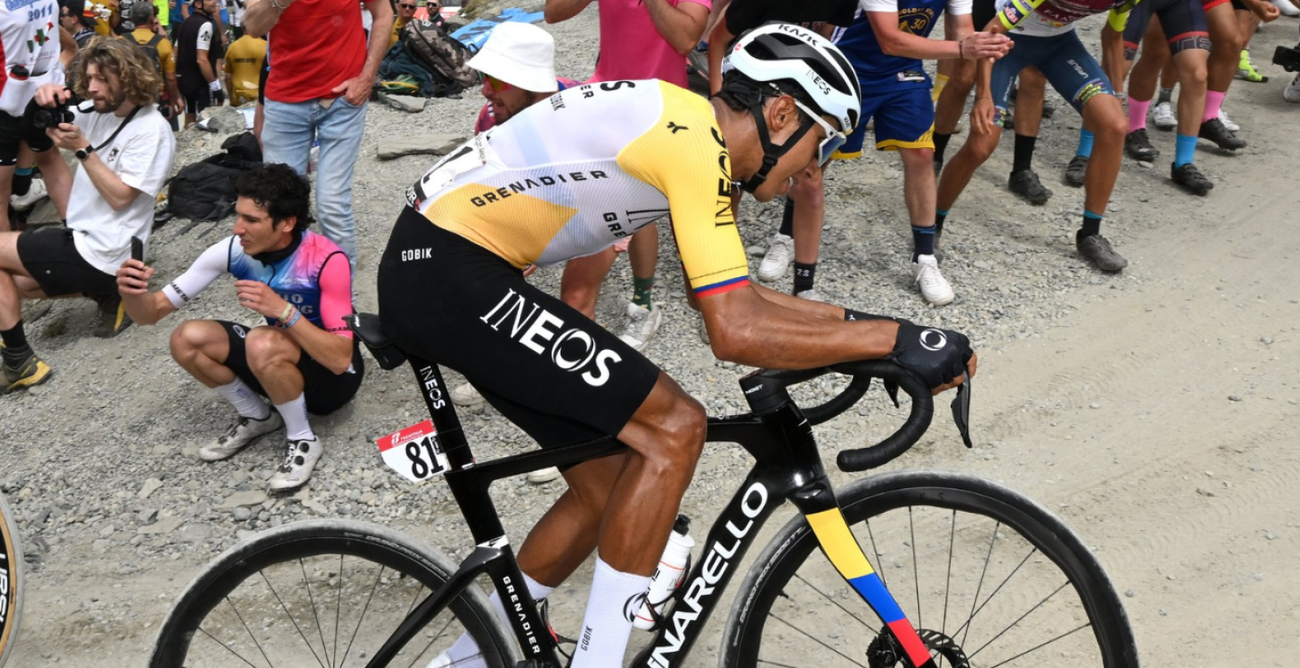 Egan Bernal, ciclista colombiano del INEOS Grenadiers, en la etapa 20 del Giro de Italia 2025