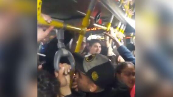 21334_Jovenes fumando Marihuana en transmilenio / FOTO: Captura de video 21334_Jovenes fumando Marihuana en transmilenio / FOTO: Captura de video