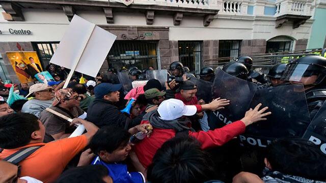 Marchas contra orden de detención a Rafael Correa dejan 10 capturados y 7 heridos en Quito Marchas contra orden de detención a Rafael Correa dejan 10 capturados y 7 heridos en Quito