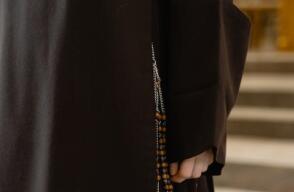 El fraile agredió físicamente a la mujer, le rompió la ropa y la sometió, según la Fiscalía General