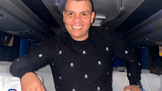cantante_alzate.png cantante_alzate.png