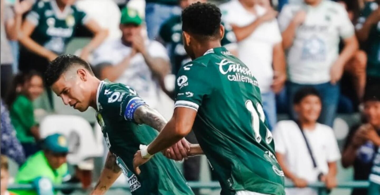 James Rodríguez (izq.) en partido de León frente a Querétaro. 