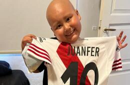 Juanfer Carballo es un pequeño hincha de River Plate, que tiene como ídolo a Juan Fernando Quintero.