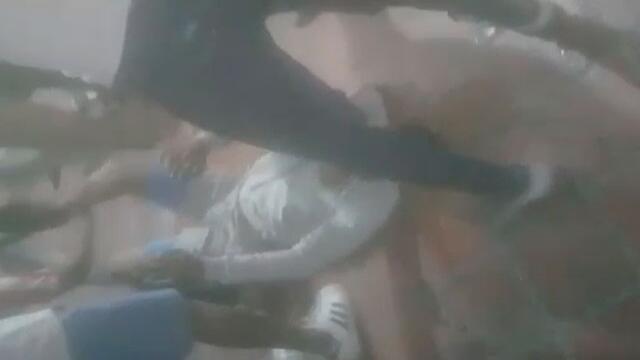 Ni escondiéndose en una tienda estos supuestos ladrones pudieron evitar golpiza