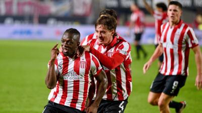 Edwuin Cetré marcó un golazo de chilena con Estudiantes de la Plata. 