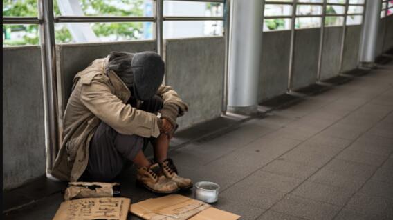 hombre se quita su pantalon para darselo a un habitante de calle.jpg hombre se quita su pantalon para darselo a un habitante de calle.jpg