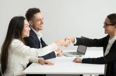 Mujer en una entrevista de trabajo.