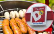 Barril asador junto al logo del D1.