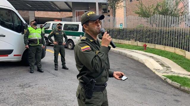 Policía regala serenatas para alegrar a los paisas en medio del aislamiento Policía regala serenatas para alegrar a los paisas en medio del aislamiento