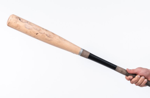 Con bate en mano, hombre se dirigió a un almacén de cadena para pelear por una devolución