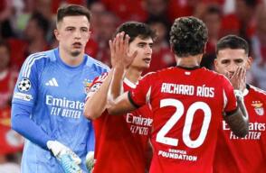 Richard Ríos (20) con algunos de sus compañeros en Benfica.  Richard Ríos (20) con algunos de sus compañeros en Benfica.