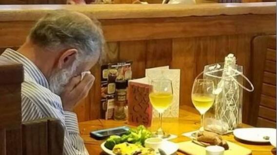 7962_La Kalle - hombre cenó con las cenizas de su esposa - Foto Facebook 7962_La Kalle - hombre cenó con las cenizas de su esposa - Foto Facebook