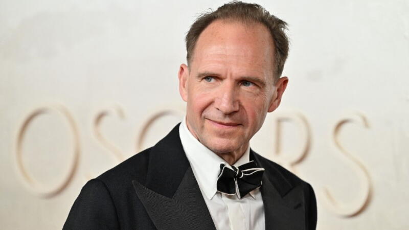 Ralph Fiennes: Debemos acercar los clásicos a las nuevas generaciones - HJCK