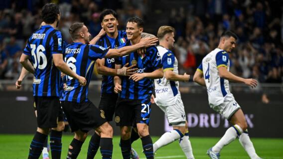 Jugadores del Inter de Milán celebran el gol anotado al Hellas Verona por la Serie A. 
