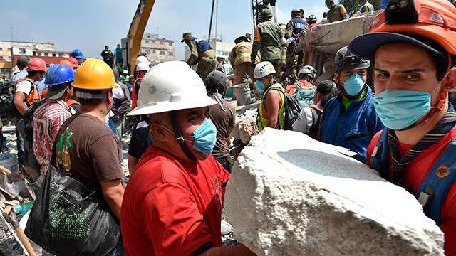 Ya son 233 muertos por terremoto en México: lluvias complican búsqueda de sobrevivientes