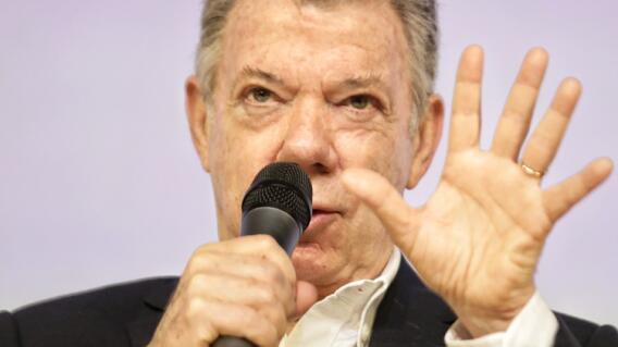 Juan Manuel Santos invitó al expresidente Álvaro Uribe Vélez para que se reconcilien. Juan Manuel Santos invitó al expresidente Álvaro Uribe Vélez para que se reconcilien.