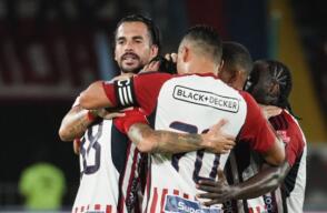 Jugadores de Junior y un festejo de gol. 