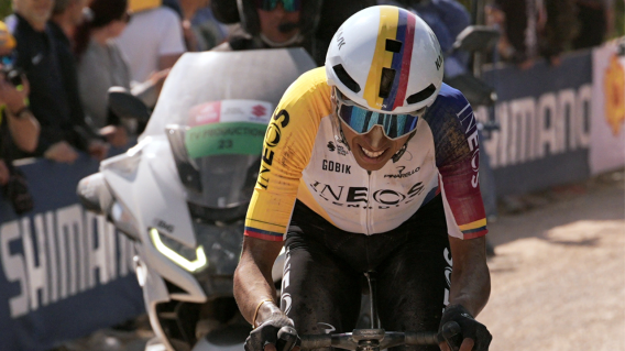 Egan Bernal, ciclista colombiano y líder del INEOS Grenadiers, en la etapa 9 del Giro de Italia