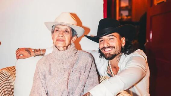 Maluma y su abuela Maluma y su abuela