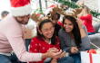 Familia reunida para rezar la Novena de Navidad