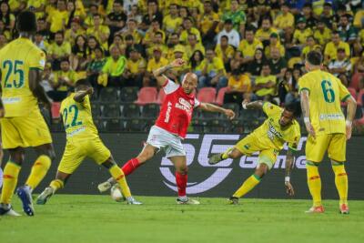 Acción de juego entre Bucaramanga y Santa Fe Acción de juego entre Bucaramanga y Santa Fe