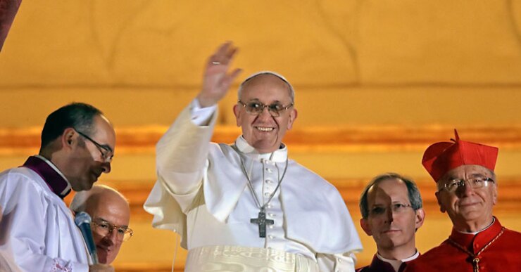 “Hagamos en silencio esta oración de ustedes para mí”, aseguró. Luego de que la multitud cumplió con ese cometido, Francisco les dio la bendición.