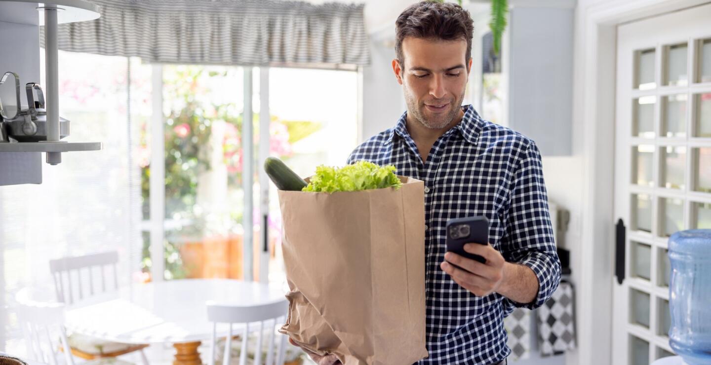Persona recibiendo su domicilio de mercado a través de app