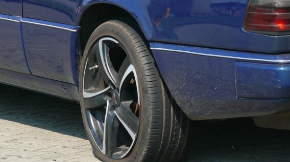 Adulta mayor y su bisnieta de tres años terminaron atrapadas bajo un vehículo 