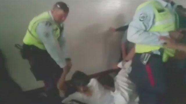  Policías acabaron a golpes protesta de enfermeras y médicos en hospital de Venezuela