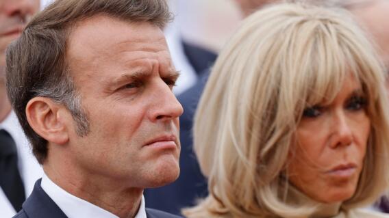 El presidente de Francia, Emmanuel Macron (izq.), y su esposa, Brigitte Macron, participan en una ceremonia de colocación de coronas de flores en el monumento a los héroes y mártires nacionales en Hanoi el 26 de mayo de 2025. El presidente de Francia, Emmanuel Macron (izq.), y su esposa, Brigitte Macron, participan en una ceremonia de colocación de coronas de flores en el monumento a los héroes y mártires nacionales en Hanoi el 26 de mayo de 2025.