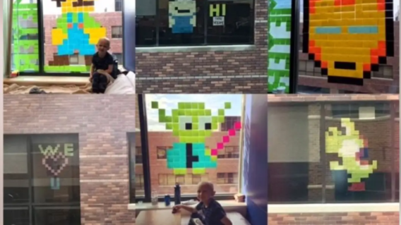 Mensajes con notas adhesivas a niño que lucha contra el cáncer