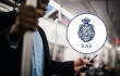 Persona usando el celular en transporte público con logo de la RAE