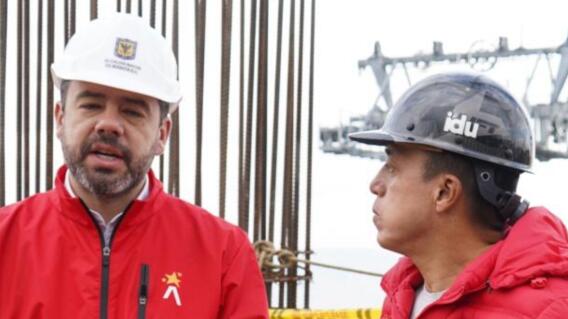 El alcalde Carlos Fernando Galán junto al director del IDU en la obra del TransmiCable San Cristobal. 