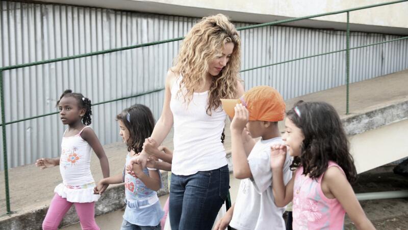 Shakira compartiendo con niños de su fundación