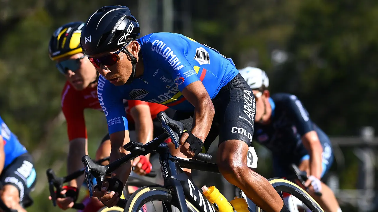 Foto: Noticiascaracol Nairo Quintana, ciclista colombiano, corre la prueba de ruta del Mundial de ciclismo 2026