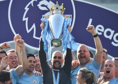366604_Pep levantando su segunda Premier League / Foto: AFP