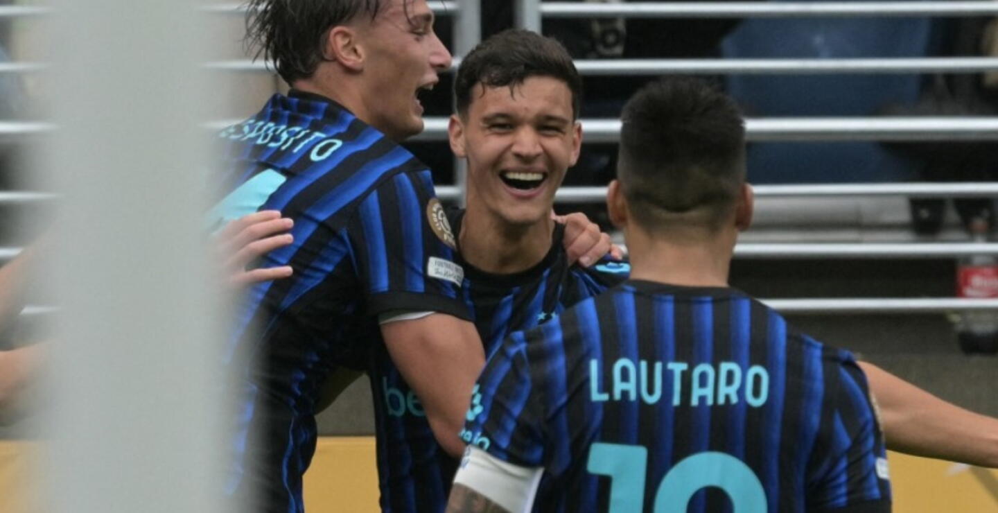 El defensa italiano del Inter de Milán, el delantero argentino #45 del Inter de Milán, Valentin Carboni (C), 