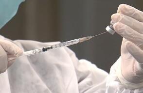 ¿Por qué no debe posponer su vacuna contra el COVID-19 por un viaje o cirugía?