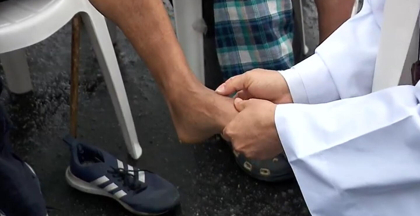En conmemoración del Jueves Santo, monseñor lavó los pies de 12 habitantes de calle en Bogotá