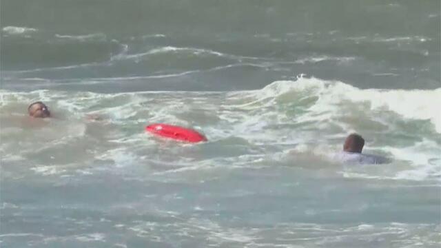 Así rescataron a bañista que quedó en medio de un fuerte oleaje en Cartagena 