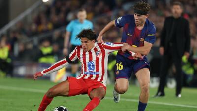 Acción de juego entre Barcelona y Atlético de Madrid en el Camp Nou.
