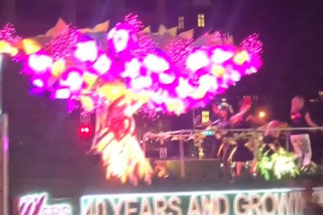 Un colombiano se destacó por su originalidad y diseño en el desfile de Mardi Grass en Sídney