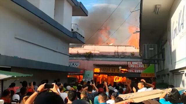 Emergencia por voraz incendio que acabó con tres locales comerciales en Tuluá Emergencia por voraz incendio que acabó con tres locales comerciales en Tuluá