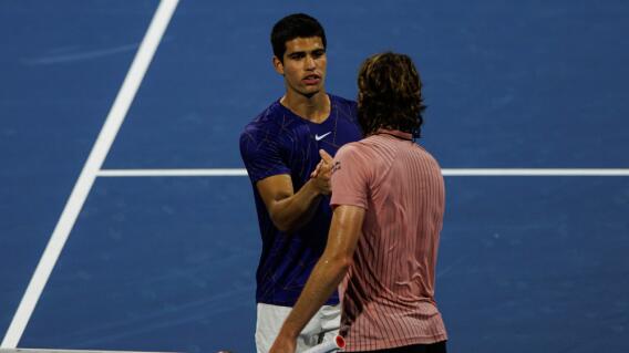 Carlos Alcaraz y Stefanos Tsitsipas, en un partido de tenis Carlos Alcaraz y Stefanos Tsitsipas, en un partido de tenis