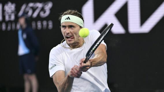 Alexander Zverev, tenista alemán, en medio de un partido en el Abierto de Australia 2024 Alexander Zverev, tenista alemán, en medio de un partido en el Abierto de Australia 2024